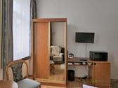 Kleiderschrank und TV - 1 Zimmer Etagenwohnung in Meißen