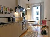 Küche mit Esstisch und Balkon - 