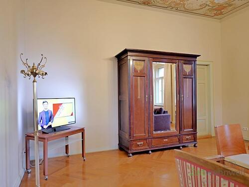 TV und Kleiderschrank - 1 Zimmer Etagenwohnung in Dresden