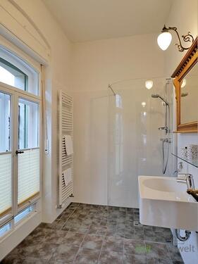 Bad mit Runddusche - 