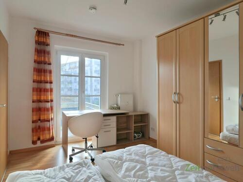 kleiner Schreibtisch im Schlafzimmer - 