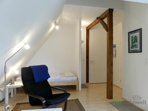 Blick auf Eingangsbereicvh, Bett, TV-Sessel - 1 Zimmer Etagenwohnung in Dresden