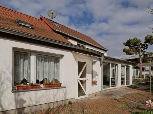 Außenansicht im Februar - (EF0611_M) Erfurt: Mittelhausen, große möblierte Haushälfte über 2 Etagen mit Wintergarten, ruhiger Innenhof