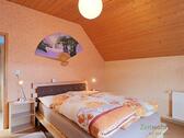 Doppelbett im großen Schlafzimmer - 