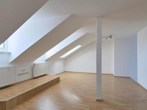 individuelles Wohnzimmer - (13412_03) MGN: bezugsfertig neu renovierte Dachgeschoss-Altbauwohnung in der Innenstadt, PKW-Stellplatz möglich