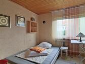 breites Bett im Schlafzimmer - Etagenwohnung mit 65,00 m² in Lohfelden zur Miete