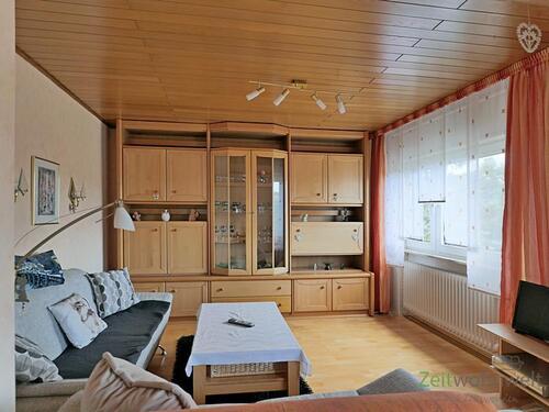 Sofa, Schrankwand und TV - 2 Zimmer Etagenwohnung zur Miete in Lohfelden