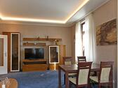 Wohnzimmer, Schrankwand und TV - (EF0628_M) Dresden: Briesnitz, luxuriöse Villenwohnung mit Wintergarten, WLAN, 2x WC, Gartenmitnutzung