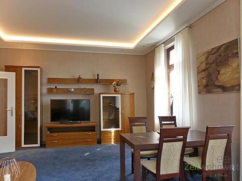 Wohnzimmer, Schrankwand und TV - (EF0628_M) Dresden: Briesnitz, luxuriöse Villenwohnung mit Wintergarten, WLAN, 2x WC, Gartenmitnutzung