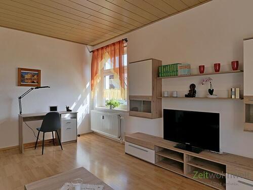 Schreibtisch im Wohnzimmer - 2 Zimmer Etagenwohnung zur Miete in Zwickau