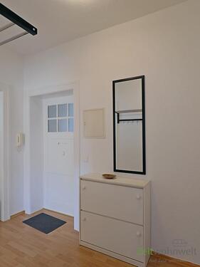 Wohnungsflur mit Garderobe - 