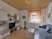 Blick ins neue Wohnzimmer - (EF0702_M) Zwickau: Crossen, Neu renovierte und neu möblierte 2-Zimmer-Whg, ruhiges Wohnhaus mit Garten