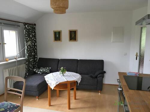 Sofa im Wohnzimmer - 3 Zimmer Etagenwohnung in Dresden
