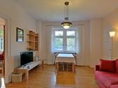 Wohnzimmertisch und TV - Etagenwohnung mit 43,30 m&sup2; in Dresden zur Miete