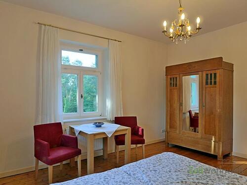 Tisch und Kleiderschrank - 2 Zimmer Etagenwohnung in Dresden