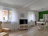 Blick ins Wohnzimmer - (EF0820_M) Kassel-Stadt: Oberzwehren, neu möblierte 2-Zimmer-Wohnung mit Terrasse, WLAN, PKW-Stellplatz