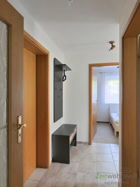 Wohnungsflur mit Garderobe - 