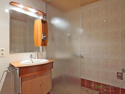Bad mit bodentiefer Dusche - 