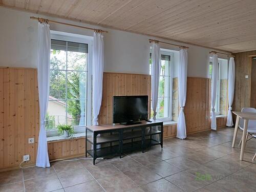 Fensterfront mit TV - 2 Zimmer Etagenwohnung in Dresden