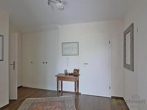 Wohnungsflur mit Wandschrank - 