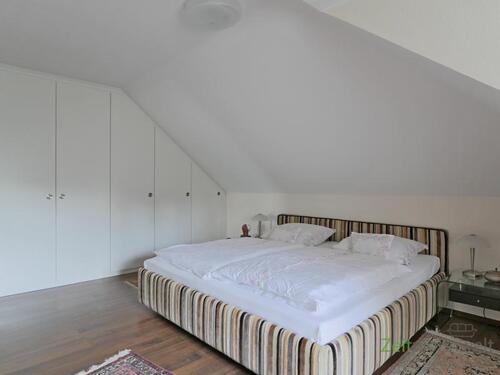Schlafzimmer mit Wandschränken - 