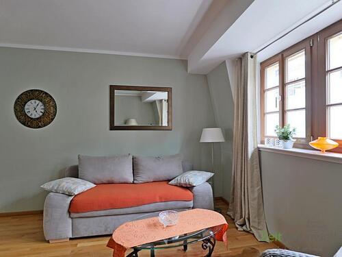 Sofa im Wohnzimmer - 2 Zimmer Etagenwohnung zur Miete in Dresden
