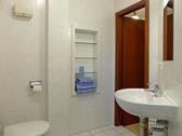 Waschbecken und WC - 
