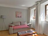Sofa im Wohnzimmer - 2 Zimmer Etagenwohnung in Dresden