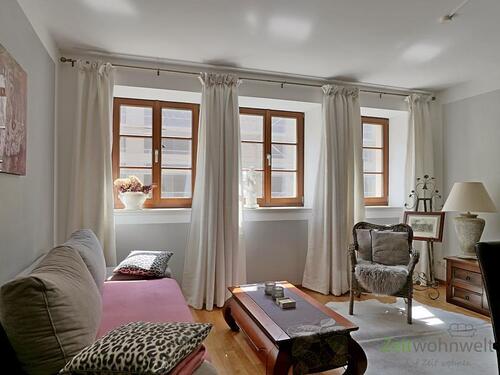 Blick ins Wohnzimmer - (EF0780_M) Dresden: Innere Altstadt, möbliertes 2-Zi-City-Apartment mit WLAN, Service, Loggia, TG-Stellplatz möglich