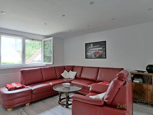 Ecksofa und Sessel - (EF0822_M) Eisenach: Wutha-Farnroda, moderne möblierte Wohnung über zwei Etagen, sep. Hauseingang, Terrasse, WLAN