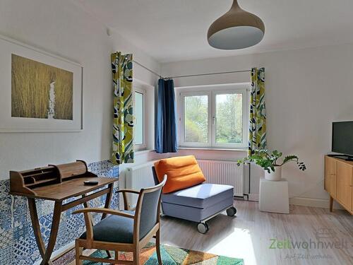 Schreibtisch, Sessel, TV - 2 Zimmer Etagenwohnung in Dresden