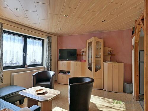 Blick ins Wohnzimmer - (EF0749_M) Jena: Lehesten, möblierte geräumige 3-Zi-Wohnung mit WLAN, PKW-Stellplatz, Gartennutzung, Wäschewechsel inkl.