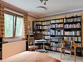 Bücherwand und TV - 