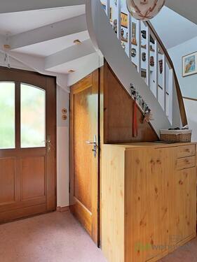 Hauseingang und Treppenhaus - 