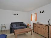 Blick zum Sofa - 1 Zimmer Etagenwohnung in Radebeul