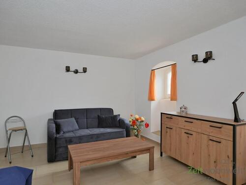 Blick zum Sofa - 1 Zimmer Etagenwohnung in Radebeul