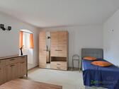 Blick zum Bett - 1 Zimmer Etagenwohnung zur Miete in Radebeul
