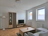 Blick zu Schrankwand und TV - 3 Zimmer Etagenwohnung zur Miete in Halle (Saale)