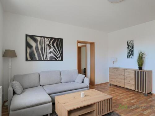 Blick ins Wohnzimmer - (EF1221_M) Halle: Trotha, helle, neu möblierte 3-Zimmer-Wohnung mit Waschmaschine, WLAN und PKW-Stellplatz