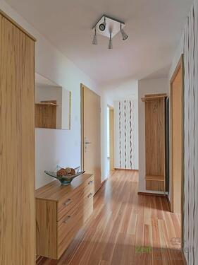 Wohnungsflur mit Garderobe - 