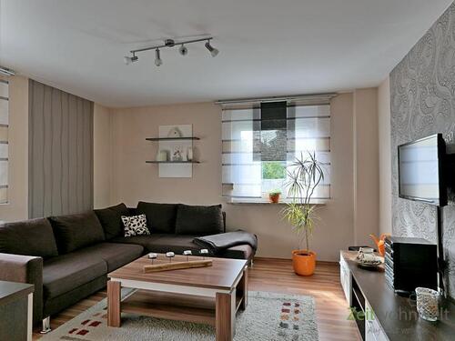 Blick ins Wohnzimmer - (EF0845_M) Zwickau: Weißenborn, modern möblierte 3-Zimmer-Wohnung in ruhiger Wohnlage, WLAN und Service inklusive