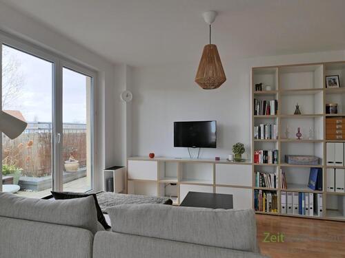 Couch, TV, Regalwand - 2 Zimmer Etagenwohnung zur Miete in Dresden