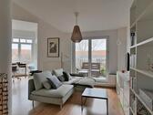 Blick ins phantastische Wohnzimmer - (EF1105_M) Dresden: Striesen-West, tolle möblierte Maissonette-Wohnung mit Aufzug, Tiefgarage und Dachbalkon