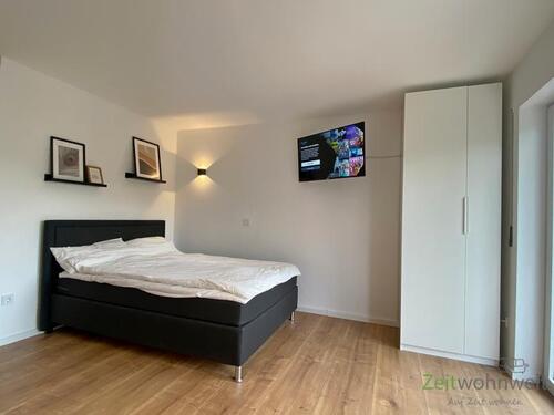 breites Bett und Kleiderschrank - 1 Zimmer Etagenwohnung in Dresden