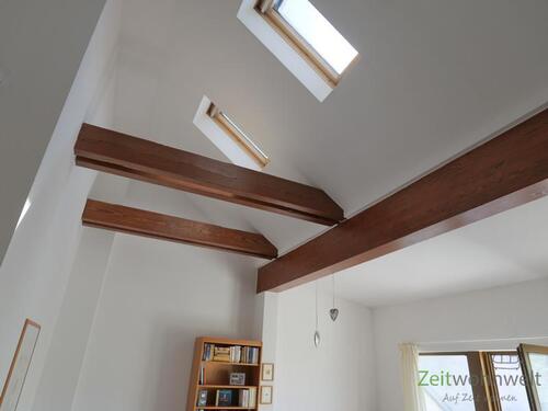 Balken und Dachfenster im Wohnzimmer - 