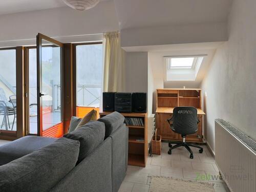 Schreibtisch-Ecke im Wohnzimmer - 