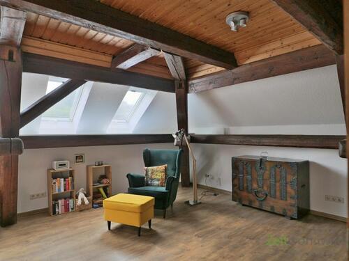 Blick ins Wohnzimmer - (EF1186_M) Göttingen: Gleichen, gemütliche möblierte Dachgeschosswohnung mit dekorativen Holzbalken