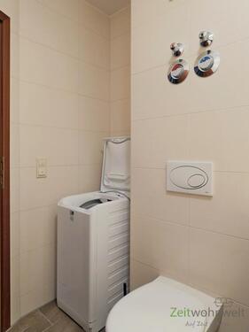 WC und Waschmaschine - 