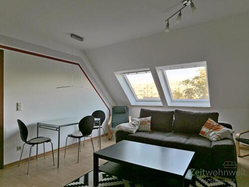 Esstisch links vor dem Fenster - 2 Zimmer Etagenwohnung in Dresden