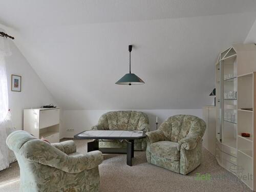 Blick ins Wohnzimmer - (EF1092_M) Erfurt: Brühlervorstadt, möblierte 2-Zi-Wohnung mit Balkon in ruhiger Wohnlage, Grundreinigung inkl.